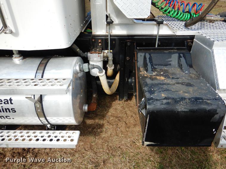 image for item DF2095 2006 Kenworth T300 semi truck