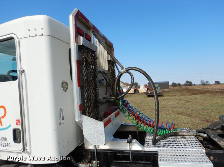 image for item DF2095 2006 Kenworth T300 semi truck