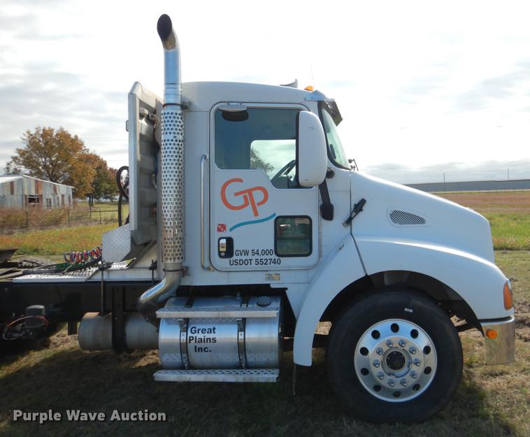 image for item DF2095 2006 Kenworth T300 semi truck