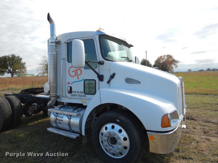 image for item DF2095 2006 Kenworth T300 semi truck