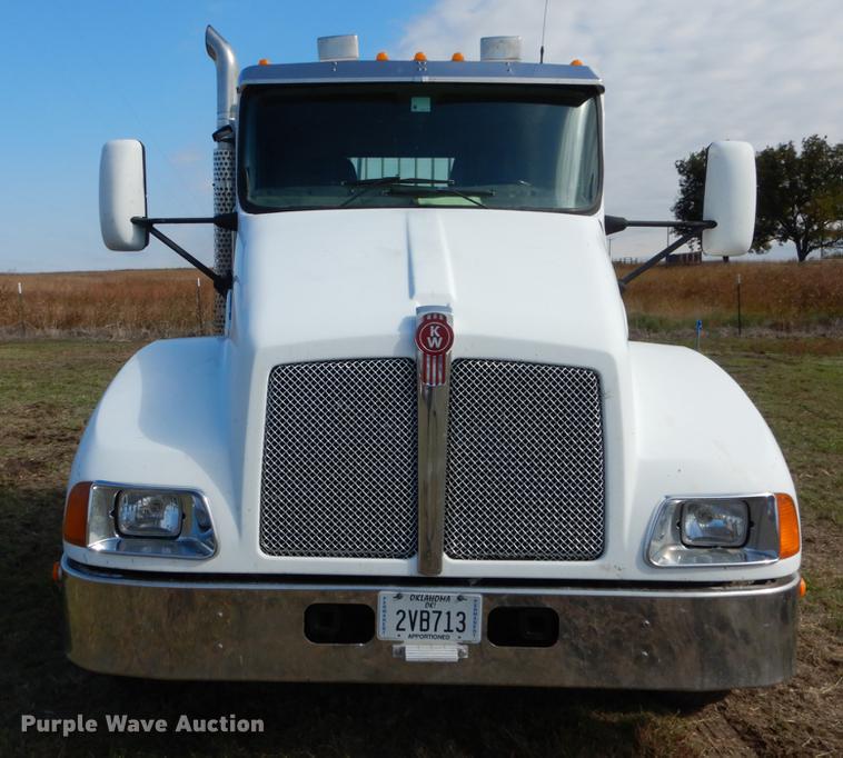 image for item DF2095 2006 Kenworth T300 semi truck