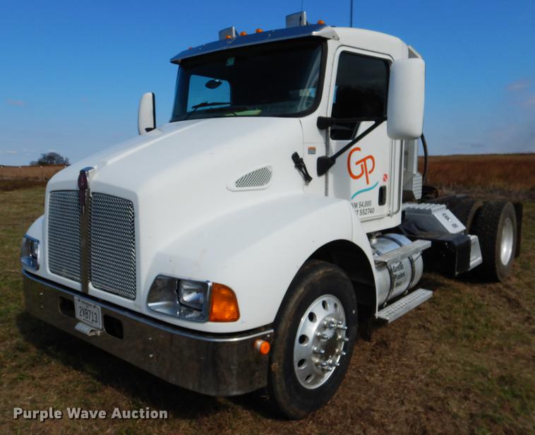 image for item DF2095 2006 Kenworth T300 semi truck