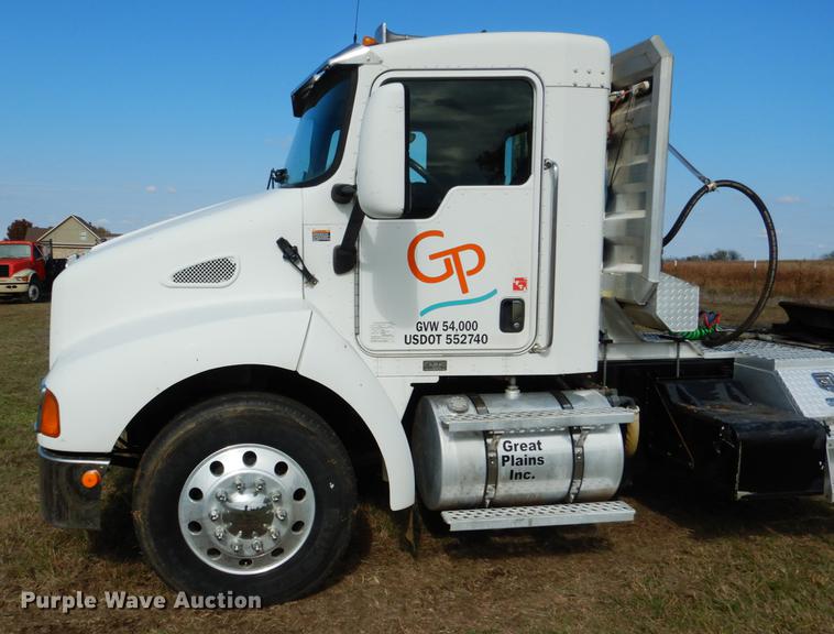 image for item DF2095 2006 Kenworth T300 semi truck