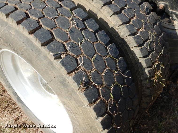 image for item DF2095 2006 Kenworth T300 semi truck