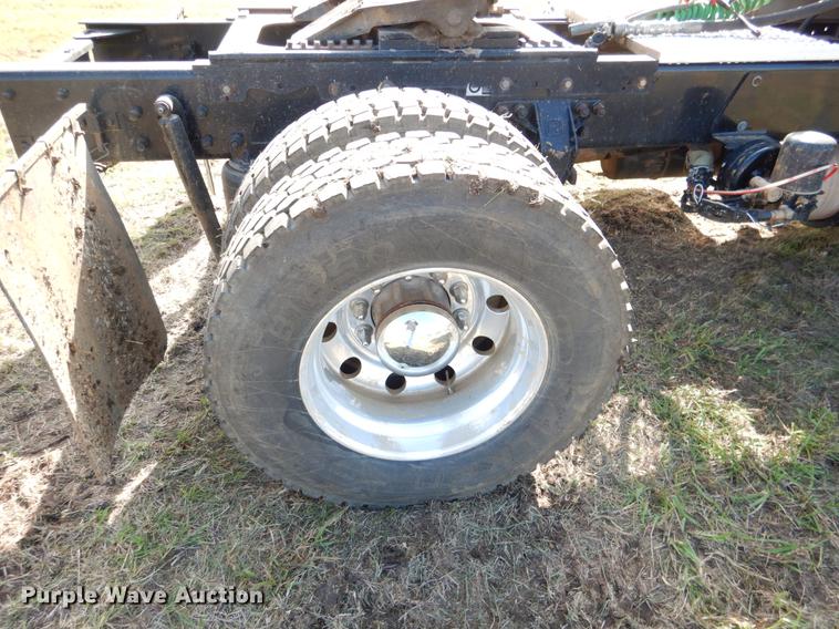 image for item DF2095 2006 Kenworth T300 semi truck