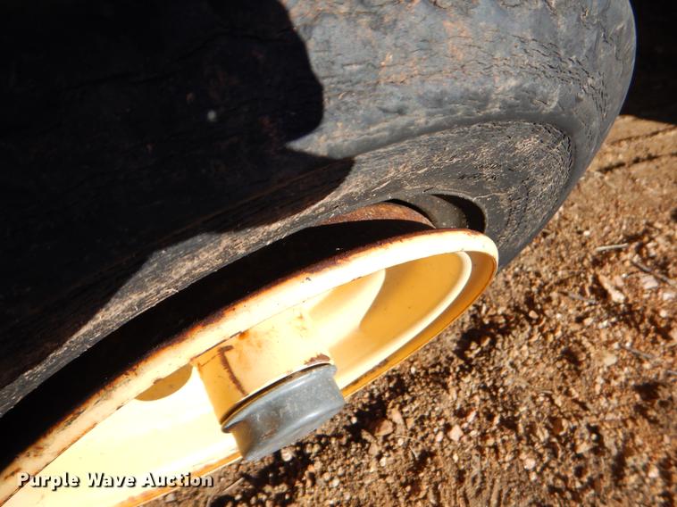 image for item EW9688 1998 New Holland 644 round baler