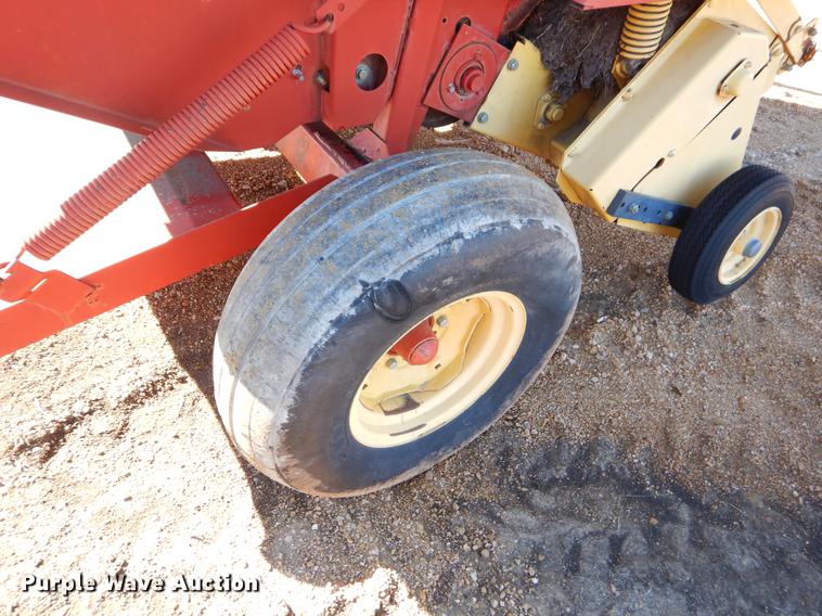 image for item EW9688 1998 New Holland 644 round baler