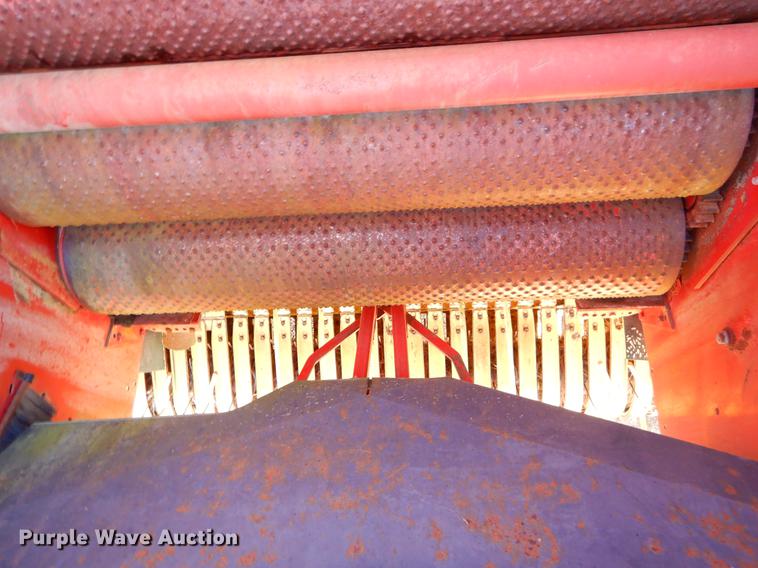 image for item EW9688 1998 New Holland 644 round baler