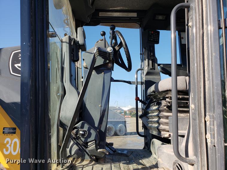 image for item AV9482 2011 John Deere 770G motor grader