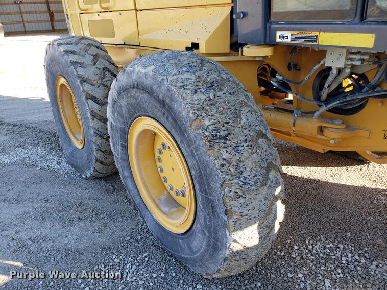 image for item AV9482 2011 John Deere 770G motor grader