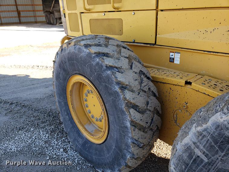 image for item AV9482 2011 John Deere 770G motor grader