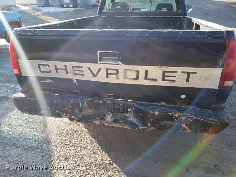 image for item AV9484 1994 Chevrolet C1500 pickup truck
