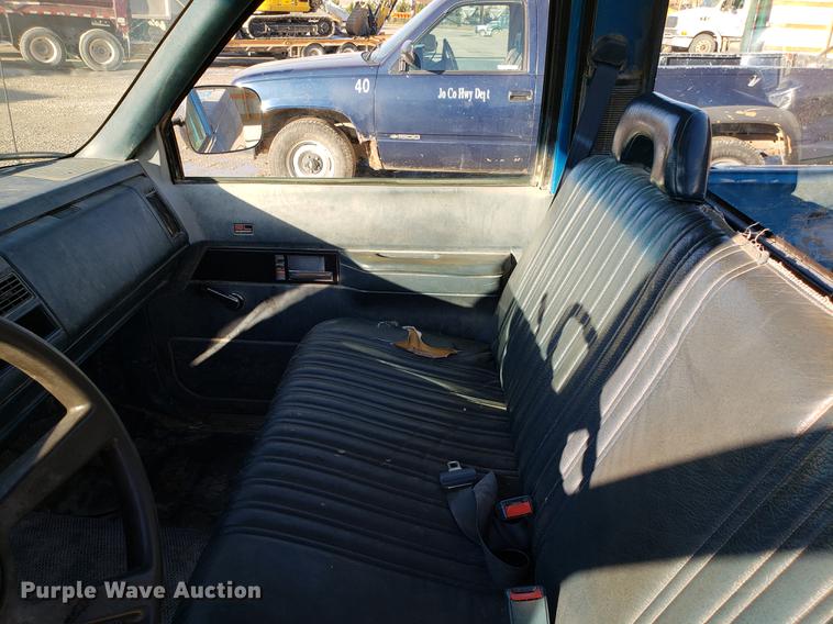 image for item AV9485 1992 GMC 1500 pickup truck