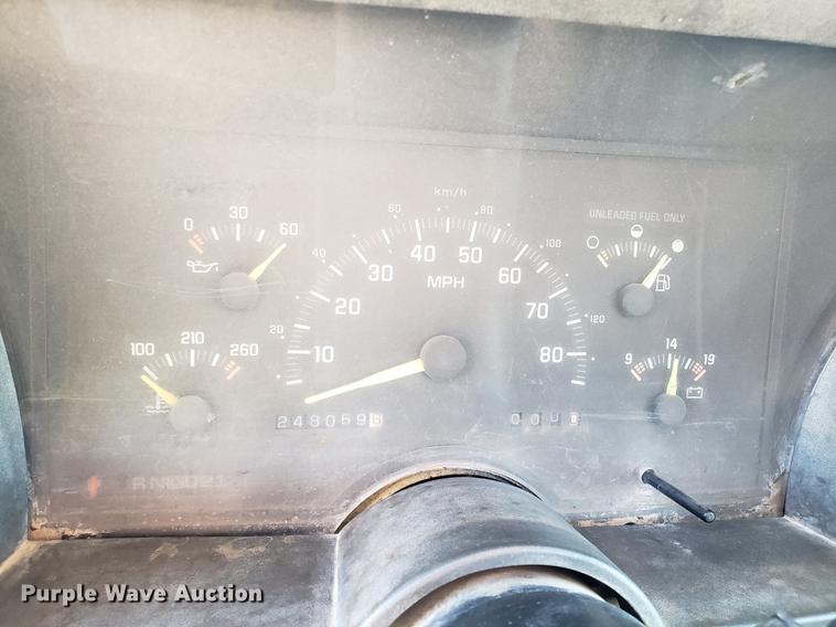 image for item AV9485 1992 GMC 1500 pickup truck