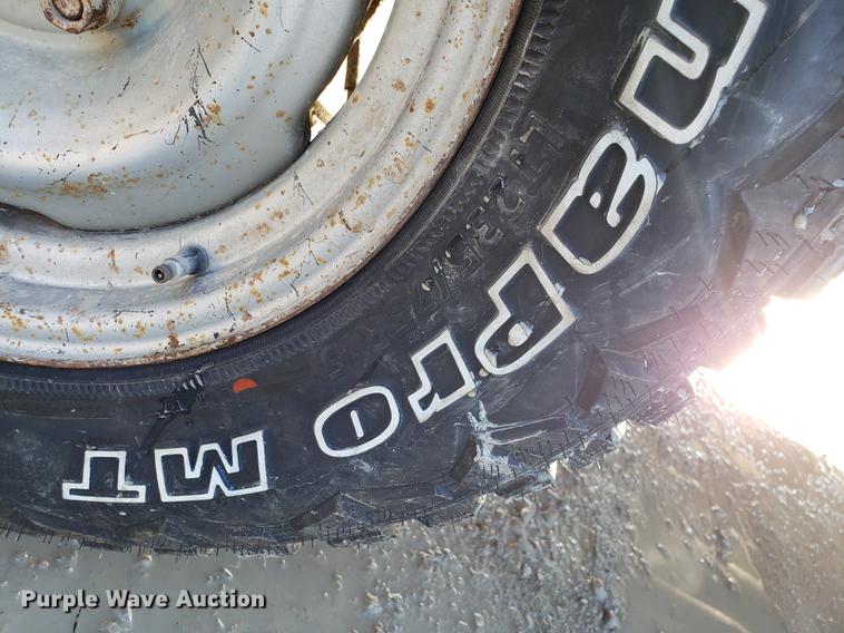 image for item AV9485 1992 GMC 1500 pickup truck