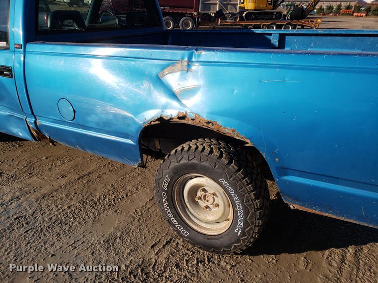 image for item AV9485 1992 GMC 1500 pickup truck