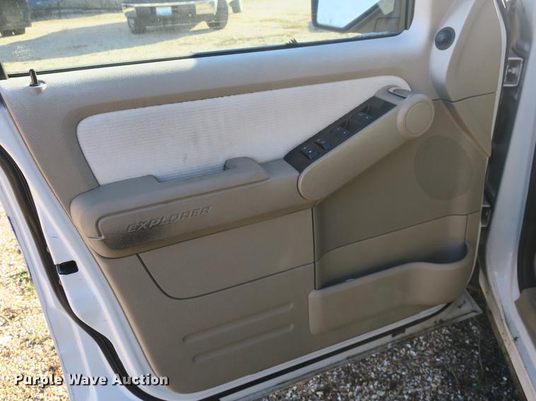 image for item DB8933 2008 Ford Explorer SUV