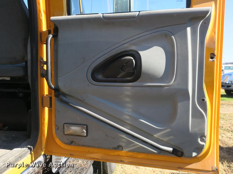 image for item DB8950 2005 International 7400 dump truck