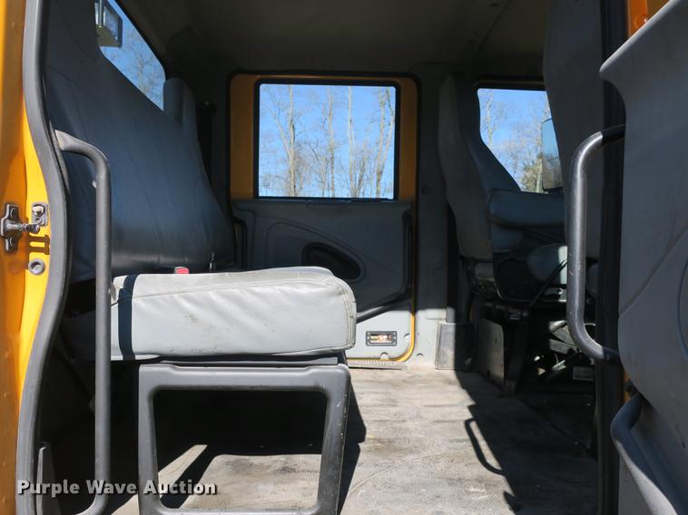 image for item DB8950 2005 International 7400 dump truck