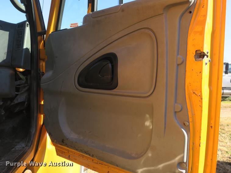 image for item DB8950 2005 International 7400 dump truck