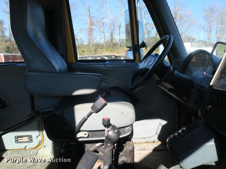 image for item DB8950 2005 International 7400 dump truck