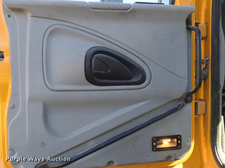 image for item DB8950 2005 International 7400 dump truck