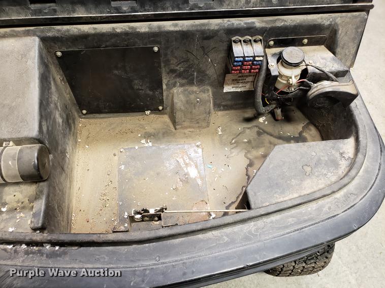 image for item DB9442 2000 Cushman S660 Turf Truckster utility vehicle