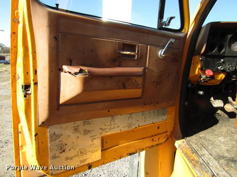 image for item DD3828 1989 Chevrolet C60 oil distribution truck