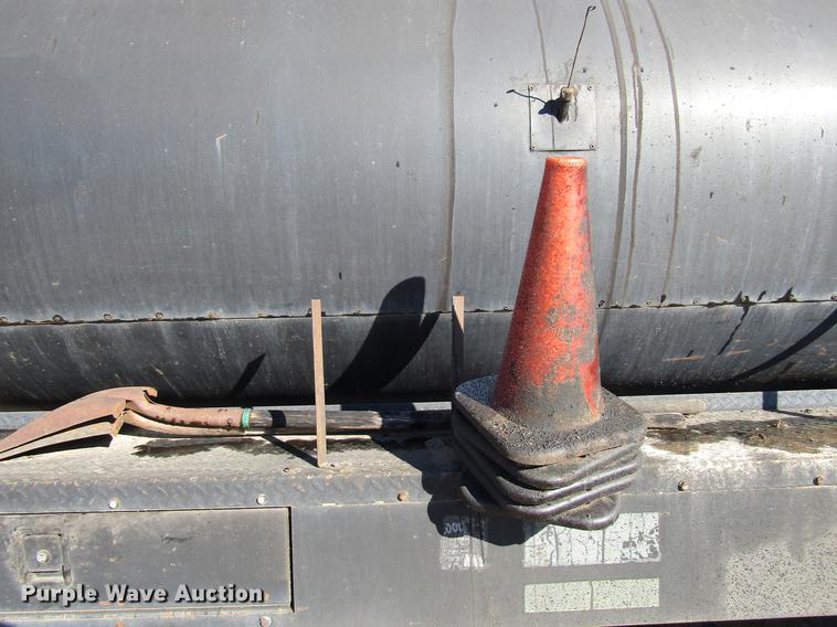 image for item DD3828 1989 Chevrolet C60 oil distribution truck