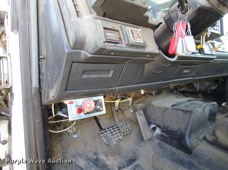 image for item DD3834 1997 Chevrolet C7500 bucket truck