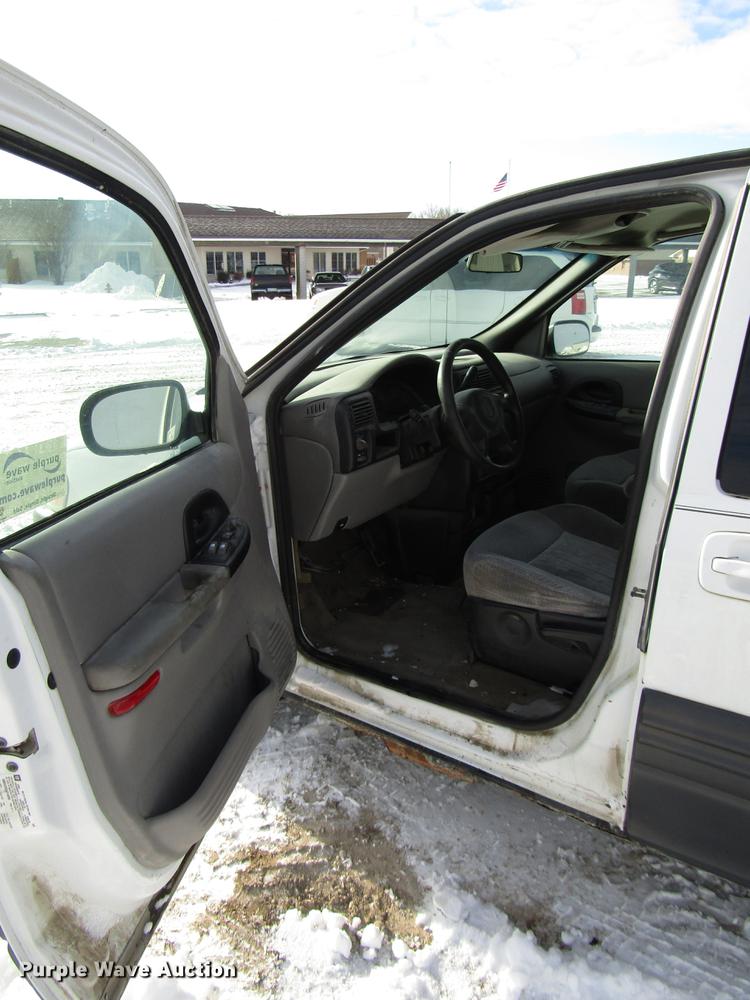 image for item DD3883 2004 Pontiac Montana van
