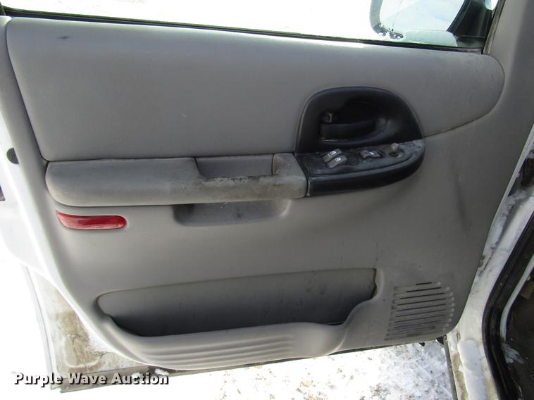 image for item DD3883 2004 Pontiac Montana van