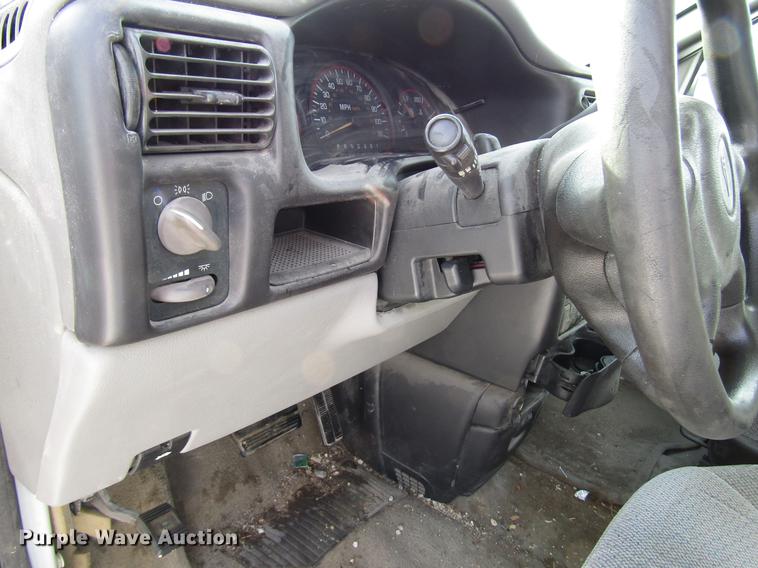 image for item DD3883 2004 Pontiac Montana van