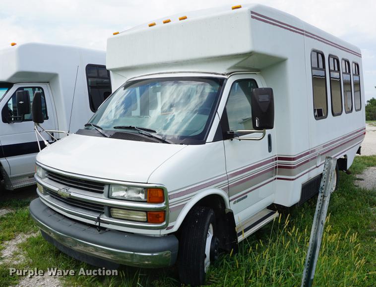 image for item DD6438 2002 Chevrolet Express G3500 shuttle bus