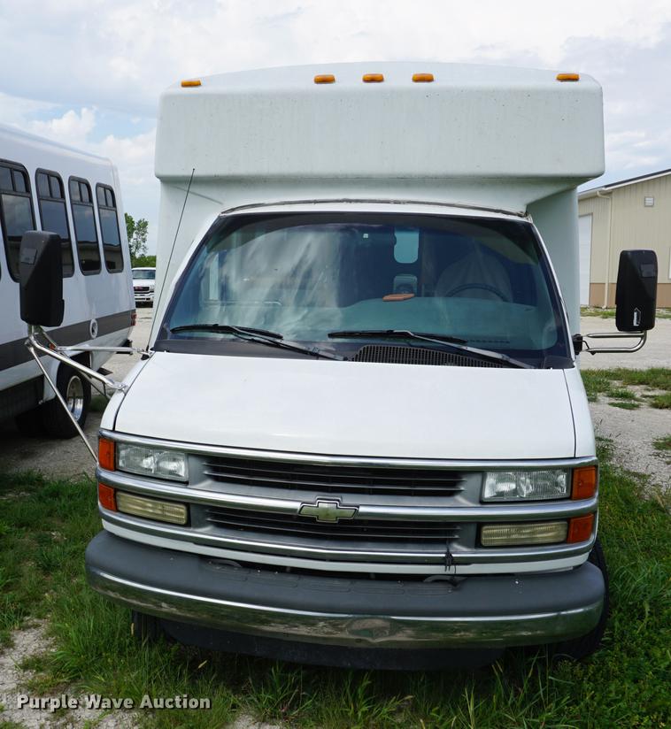 image for item DD6438 2002 Chevrolet Express G3500 shuttle bus