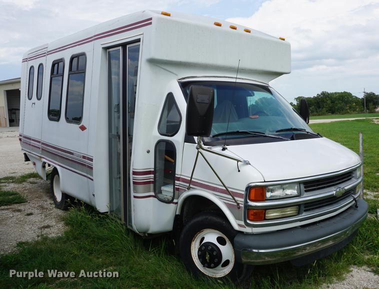 image for item DD6438 2002 Chevrolet Express G3500 shuttle bus