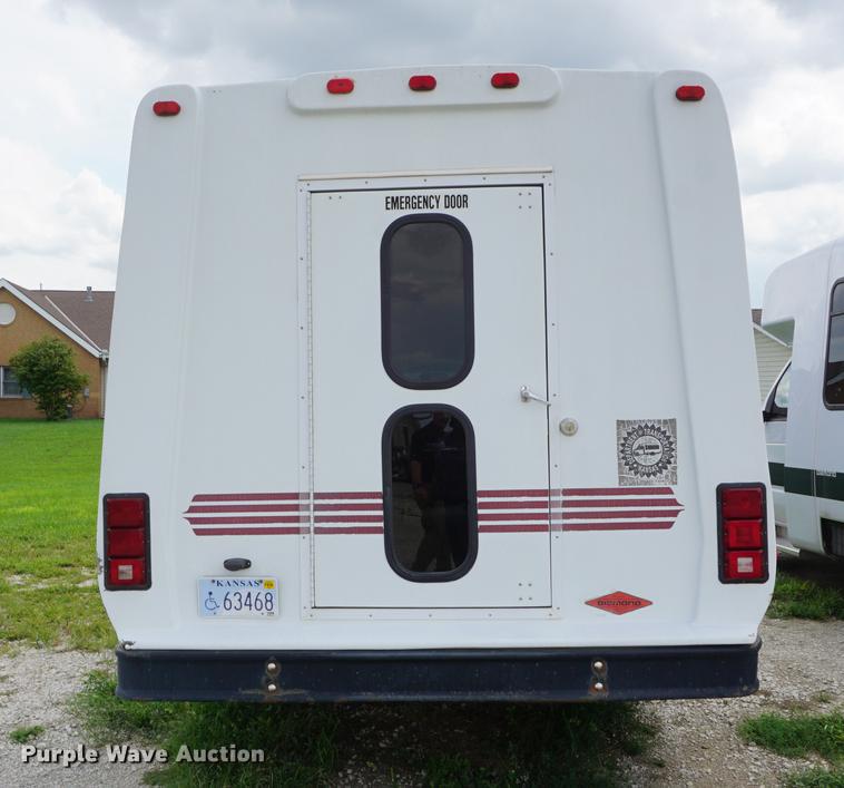 image for item DD6438 2002 Chevrolet Express G3500 shuttle bus