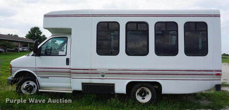 image for item DD6438 2002 Chevrolet Express G3500 shuttle bus