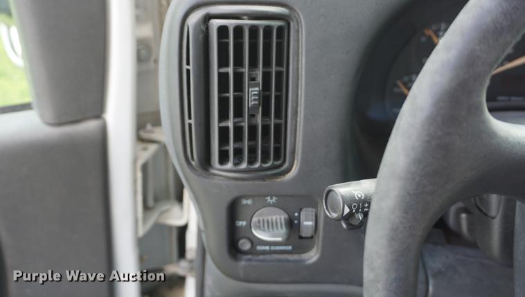 image for item DD6438 2002 Chevrolet Express G3500 shuttle bus