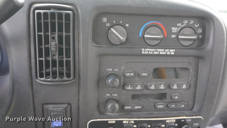 image for item DD6438 2002 Chevrolet Express G3500 shuttle bus