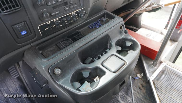 image for item DD6438 2002 Chevrolet Express G3500 shuttle bus