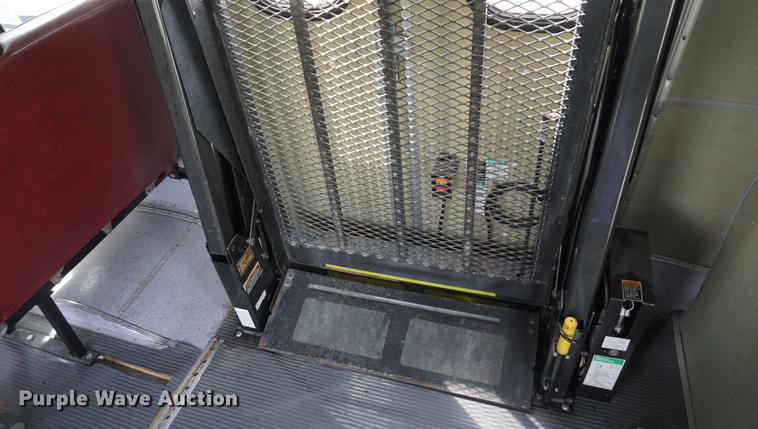 image for item DD6438 2002 Chevrolet Express G3500 shuttle bus