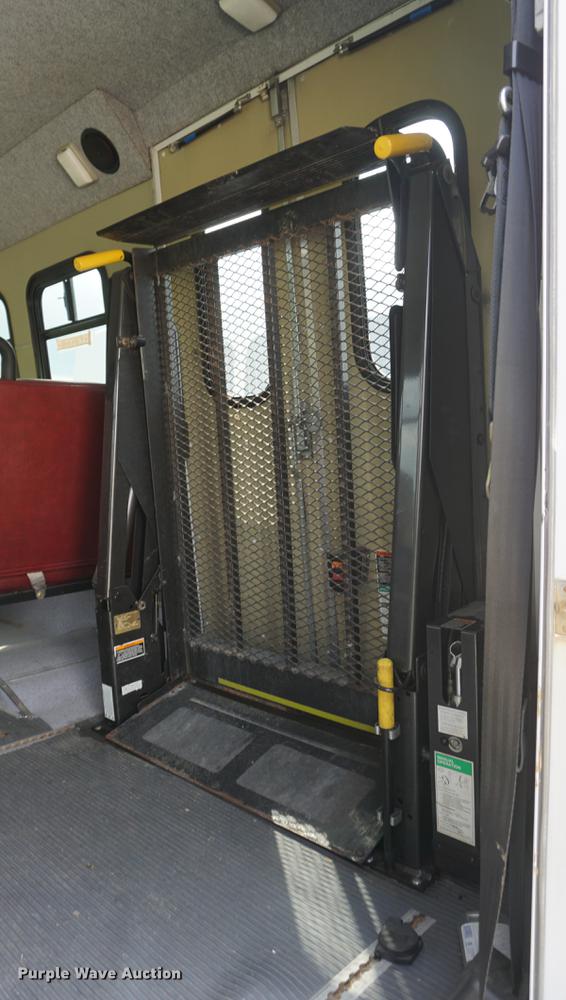 image for item DD6438 2002 Chevrolet Express G3500 shuttle bus