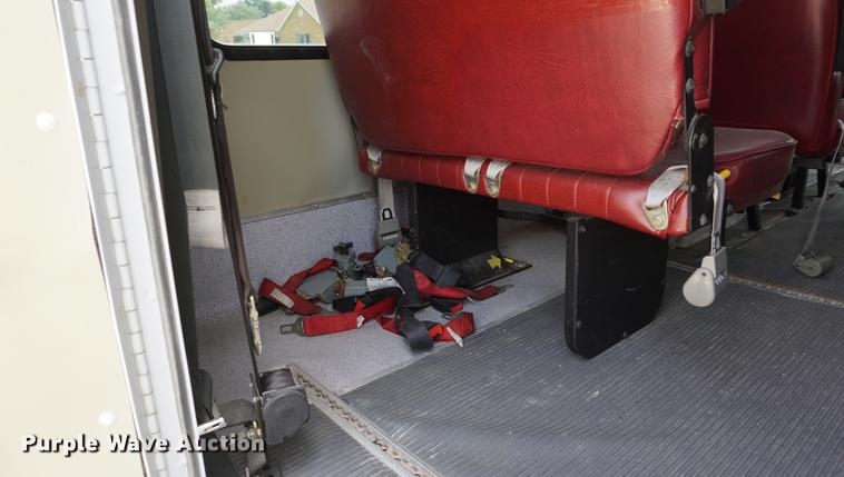 image for item DD6438 2002 Chevrolet Express G3500 shuttle bus