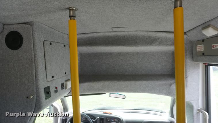 image for item DD6438 2002 Chevrolet Express G3500 shuttle bus