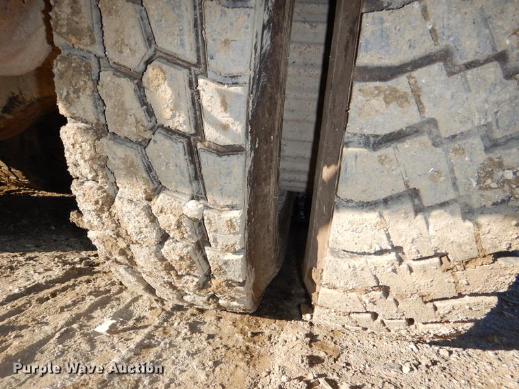 image for item DD8950 1997 Ford LT9000 rollback truck