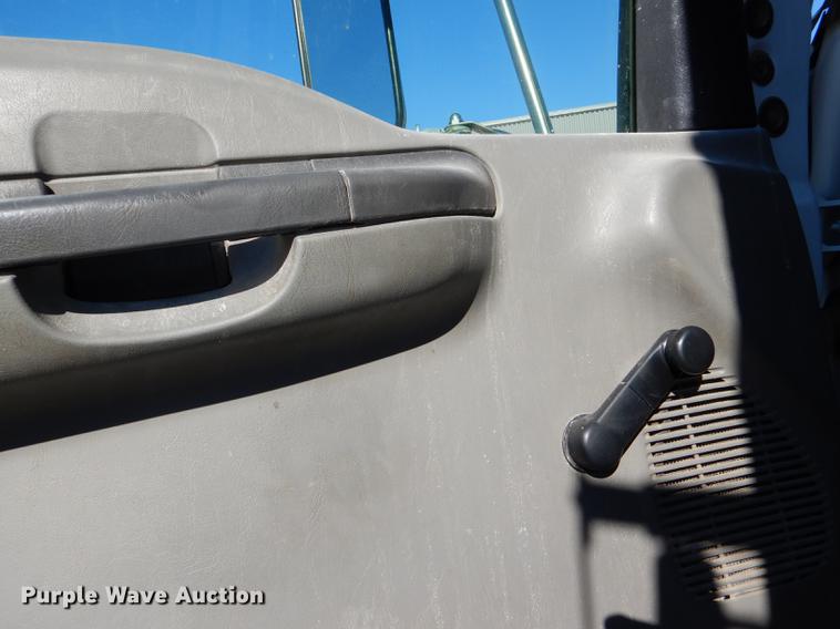 image for item DF1598 2004 Ford F650 Super Duty dump truck