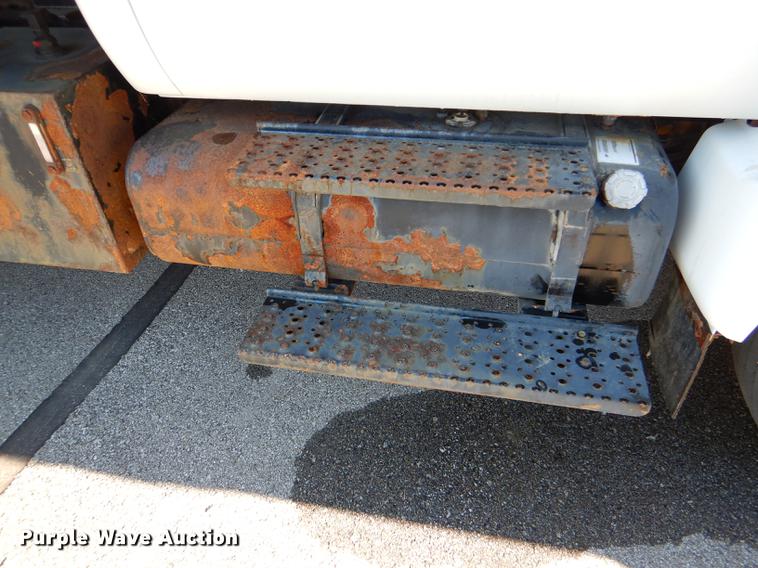 image for item DF1598 2004 Ford F650 Super Duty dump truck