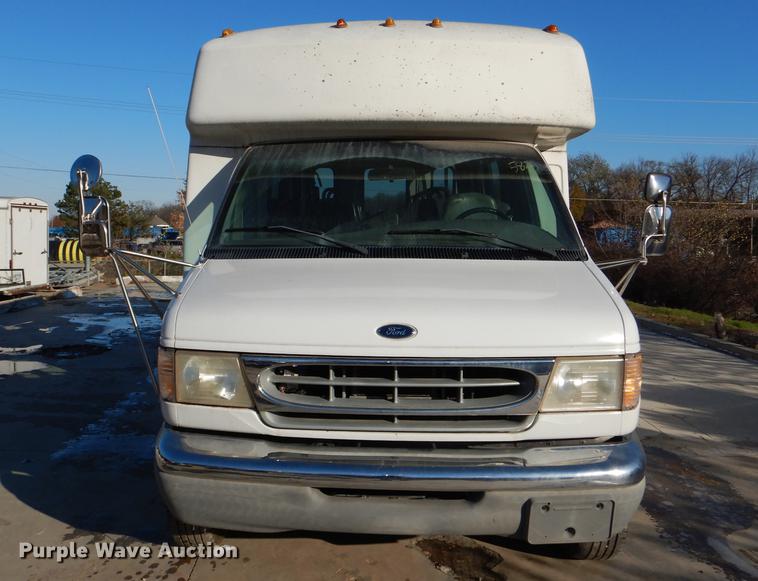 image for item DF1616 2001 Ford Econoline E450 Super Duty shuttle bus