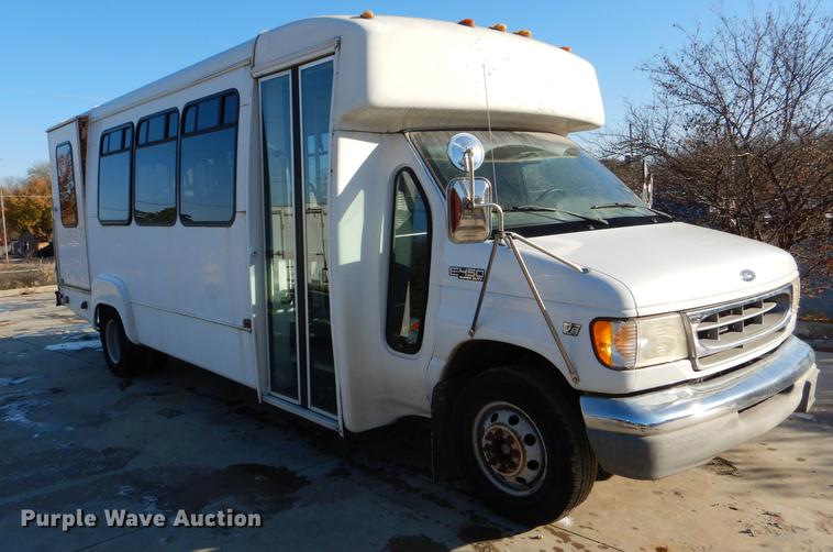 image for item DF1616 2001 Ford Econoline E450 Super Duty shuttle bus